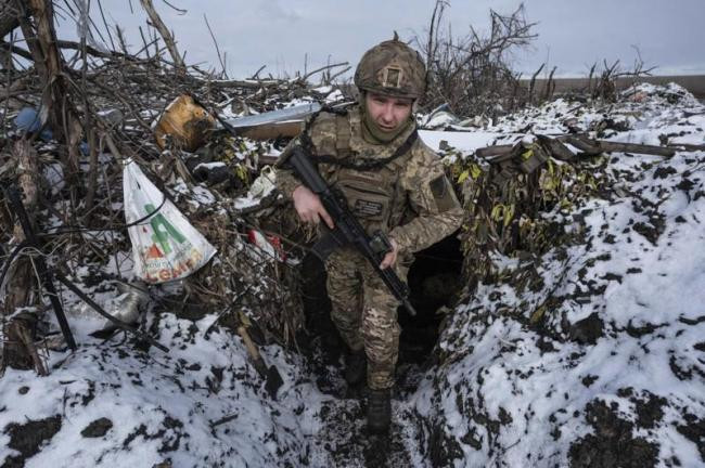一名乌克兰军人19日在乌东顿内次克州克利斯奇夫卡附近前线就位